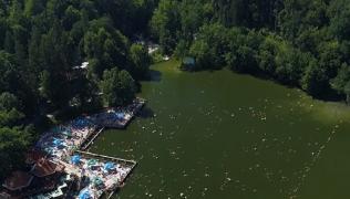 Lacul Ursu din Sovata, renumit pentru efectul de heliotermie, primeşte iar turişti. Oamenii se înghesuie pentru doza de sănătate