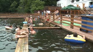 Lacul Ursu, Marea Moartă din Transilvania. Locul e renumit pentru efectele apei: turiştii au venit în număr mare în prima zi de deschidere a ştrandului