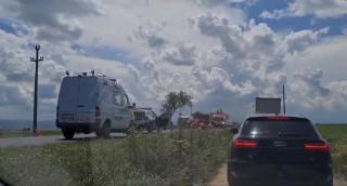 Accident cumplit în judeţul Covasna: Două persoane au murit, iar alte patru au fost rănite. Lupta medicilor de a salva victimele, surprinsă în imagini de un alt şofer