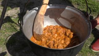 Punct gastronomic autentic în satul Păclisa, Ţara Haţegului. Mama Dorina găteşte cu drag pentru fiecare turist care-i bate pragul