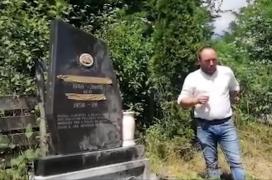 Un primar din Harghita se plânge că urșii sapă la mormintele din cimitir și cere intervenția autorităților: ”Ajungem să ne mănânce urşii”