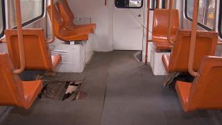 Imagini din interiorul tramvaiului în care un bărbat a fost rănit de o șină desprinsă din terasament