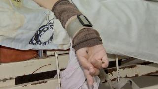 La două săptămâni după ce Observator a arătat imagini cu "azilul groazei" din Teleorman, situația e neschimbată. Un tânăr e ținut legat, în mod abuziv, de doi ani