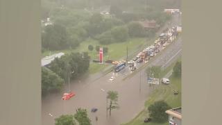 Potop după zile caniculare fără precedent, la Moscova. O furtună violentă a lovit luni capitala Rusiei