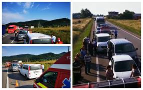 Accident grav în Gura Humorului: 7 răniţi, după ce două microbuze şi un autoturism au intrat în coliziune. A fost activat planul roşu de intevenţie