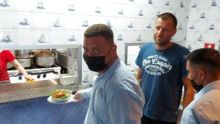 Criză de personal pe litoral, patronii lucrează cot la cot cu angajații. Bangladesh se oferă să ne ajute, pentru salarii foarte mici