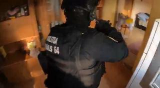 Prahovean luat pe sus de mascaţi, după ce a ameninţat că îşi aruncă apartamentul în aer: "Ce aveţi, mă, nebunilor?"