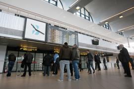 Românii obligaţi să intre în carantină, pentru că se întorc din ţări aflate pe lista roşie, ar putea să nu mai beneficieze de concediu medical