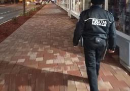 Un poliţist şi-a luat la bătaie prietenul de pahar: l-a lovit puternic cu pumnii, chiar dacă victima era leşinată