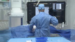 Intervenţii fără anestezie sau tăieturi chirurgicale: "Pacientul nu simte durere, stă în spital 24 de ore, apoi fuge acasă"