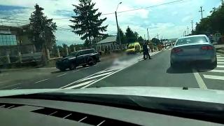 Accident mortal, petrecut în judeţul Iaşi. Un bătrân a fost lovit pe trecerea de pietoni şi târât zeci de metri pe şosea - VIDEO