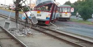 Un tramvai a sărit de pe şine, în Arad. A doborât doi stâlpi de iluminat şi mai multe parapete, o femeie a ajuns la spital