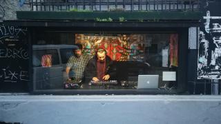 Imagini de la cea mai mică galerie de artă din Capitală: Prin această celulă am democratizat accesul la artă