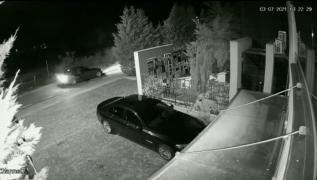 Mașina unui luptător de kickbox, incendiată în miez de noapte, lângă Timișoara. Atacul, surprins de camerele de supraveghere