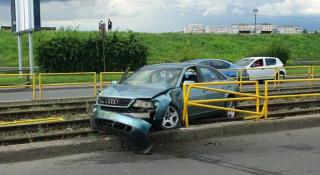Accident pe linia tramvaiului 41 din București. Un șofer cu Audi a rămas blocat pe șina de tramvai