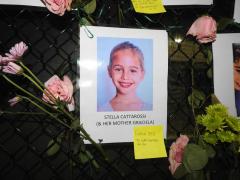 Fetiţa de 7 ani a unui pompier din Miami, găsită moartă sub dărâmăturile blocului prăbuşit. Mama, mătuşa şi bunicii, încă dispăruţi. Bilanţul a ajuns la 22 de morţi