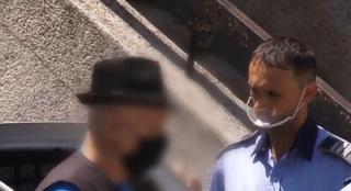 Un bărbat din Argeş şi-a sechestrat nora şi nepoata şi le-a ameninţat cu un cuţit