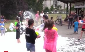 Bătaie cu apă şi spumă, modul inedit de distracţie pentru zeci de copii şi părinţi din Timişoara