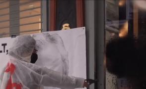 Vitrine Louis Vuitton, mânjite cu vopsea neagră într-un protest al militanţilor anticapitalişti, la Paris