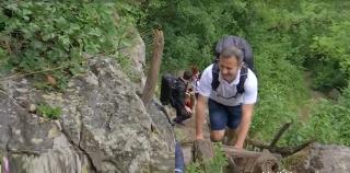 Bătrânii izolați din Ineleț, cătunul din Munții Cernei la care ajungi urcând scări de lemn fixate în stâncă, au primit vizita unei echipe de medici şi tineri voluntari