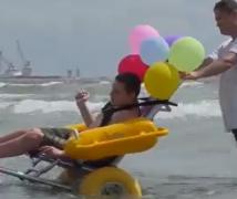 Turiştii cu dizabilităţi fizice au două plaje noi, amenajate special pentru nevoile lor, în Năvodari și Mangalia
