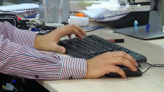 Angajaţii unei primării din Mureş sunt anchetaţi după ce ar fi încasat salariile de două ori, atât pe card, cât şi numerar