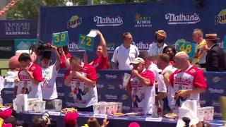 Concursul anual de mâncat hotdogi, câştigat pentru a 14-a oară de americanul "Fălci", în New York