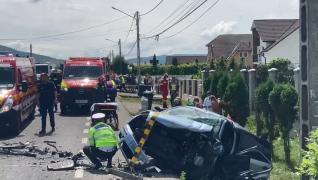 O tânără gravidă în 20 de săptămâni a murit într-un accident cumplit, în Bistrița-Năsăud. Paramedicii au resuscitat-o 50 de minute