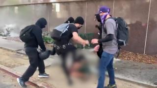 Proteste violente după ce un transsexual s-a dezbrăcat alături de mai multe femei şi fete minore într-un SPA din Los Angeles