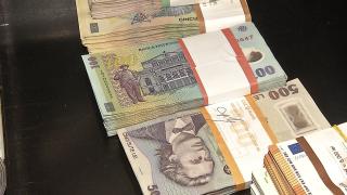 Scad ratele în lei, cel puţin până în toamnă. Oamenii se bucură de gura de aer: E un lucru bun pentru că salariile sunt în scădere