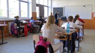 Deputaţii amână discuţiile privind educaţia sexuală în şcoli: USR şi Klaus Iohannis şi-ar dori să fie o materie obligatorie