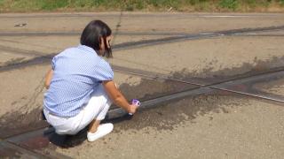 Experiment Observator: Linia de tramvai a devenit un adevărat pericol odată cu venirea căldurii. Angajaţii S.T. Timişoara udă şinele pentru siguranţa cetăţenilor