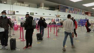 Mamă în lacrimi, despre momentul în care fiica transgender ar fi fost umilită pe aeroportul din Cluj: ”Pe mine mă doare foarte mult”