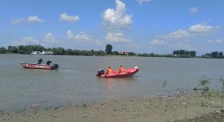 Băiat de 15 ani dispărut în Dunăre, după ce a intrat să se scalde. Trupul lui e căutat de salvatorii ISU