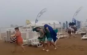 Turiștii de pe litoral au fost alungați de pe plajă de grindină și vânt. Cei mai curajoşi nu au renunţat la baie nici când turna cu găleata