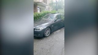 Un copac s-a prăbuşit peste o maşină în Capitală. Vântul puternic a făcut ravagii