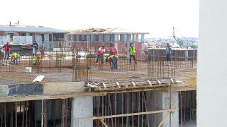 Paradox în domeniul construcţiilor. E singurul sector neafectat de pandemie, dar e lovit de criza forţei de muncă: de ce îl evită tinerii