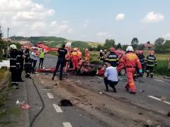 Imagini de groază pe o șosea din Cluj, cu un Logan spulberat de TIR. Șoferul a murit pe loc, o femeie și un copil de 4 ani au scăpat cu viață