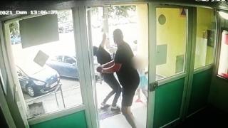 Mamă desfigurată de un vecin în faţa copilului său, pentru că fetiţa făcea prea mult zgomot în casă