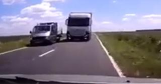 TIR scăpat de sub control, aproape să producă o catastrofă pe o şosea din Prahova