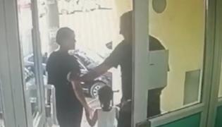 Bărbatul care şi-a lovit o vecină cu pumnul, într-o scară de bloc din Bucureşti, a fost arestat preventiv