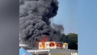 Două rulote s-au făcut scrum în faţa turiştilor aflaţi pe o renumită plajă din Eforie Nord