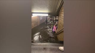 O furtună tropicală a făcut ravagii În New York. Staţiile de metrou şi mai multe case au fost inundate