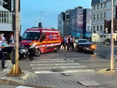 Pompier, aflat în misiune, rănit în accident: autospeciala a fost lovită într-o intersecţie de un şofer de 21 de ani