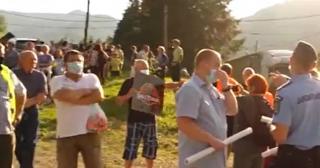 Sute de oameni au protestat la Băile Tuşnad pentru a atrage atenţia autorităţilor în privinţa urşilor care le intră în curţi şi case