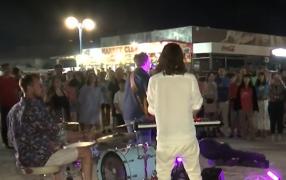 Vamaioţii au cântat şi au dansat până în zori, pe plajă: ''E o energie atât de bună şi oamenii au înflorit''