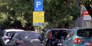Ieri trotuar, azi parcare. Un nou coşmar pentru bucureşteni: oamenii, nevoiţi să parcheze chiar şi la sute de metri distanţă de case