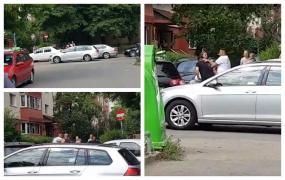Doi bărbaţi s-au luat la bătaie pe o stradă din Timişoara, chiar în faţa unui copil: „Te rog eu nu”