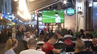 Râuri de bere la terasele din Centrul Vechi, în timpul finalei EURO 2020. Românii şi-au urmărit favoriţii cu sufletul la gură