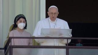 Papa Francisc i-a întâmpinat pe credincioşi de la fereastra spitalului, în prima apariţie după operaţie